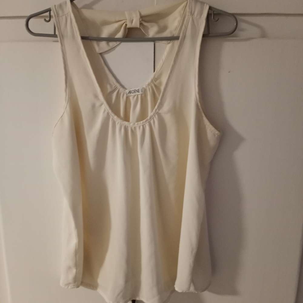 Sleeveless shirt